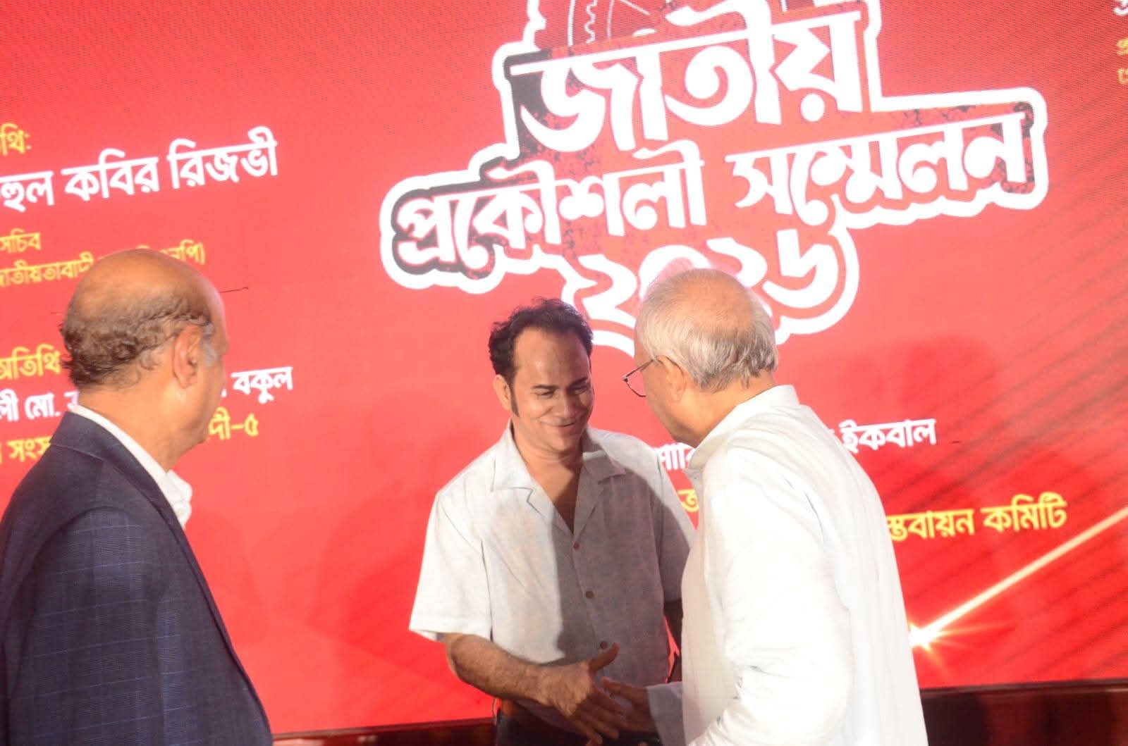 জাতীয় প্রকৌশলী সম্মেলনের মঞ্চে রুহুল কবির রিজভীর সঙ্গে কথা বলছেন এ কে আজাদ