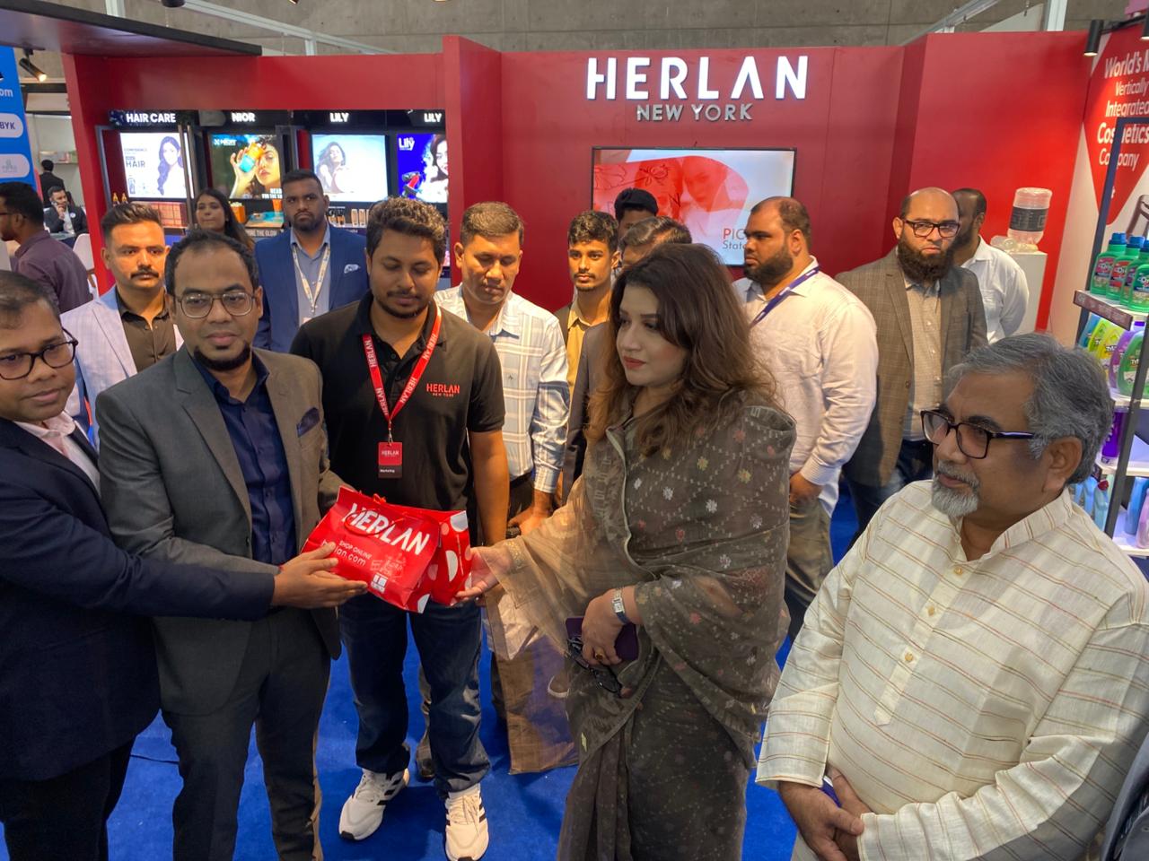 কসমেটিকস মেলায় রিমার্কের পণ্যের ভূয়সী প্রশংসা করলেন পররাষ্ট্র প্রতিমন্ত্রী শামা ওবায়েদ