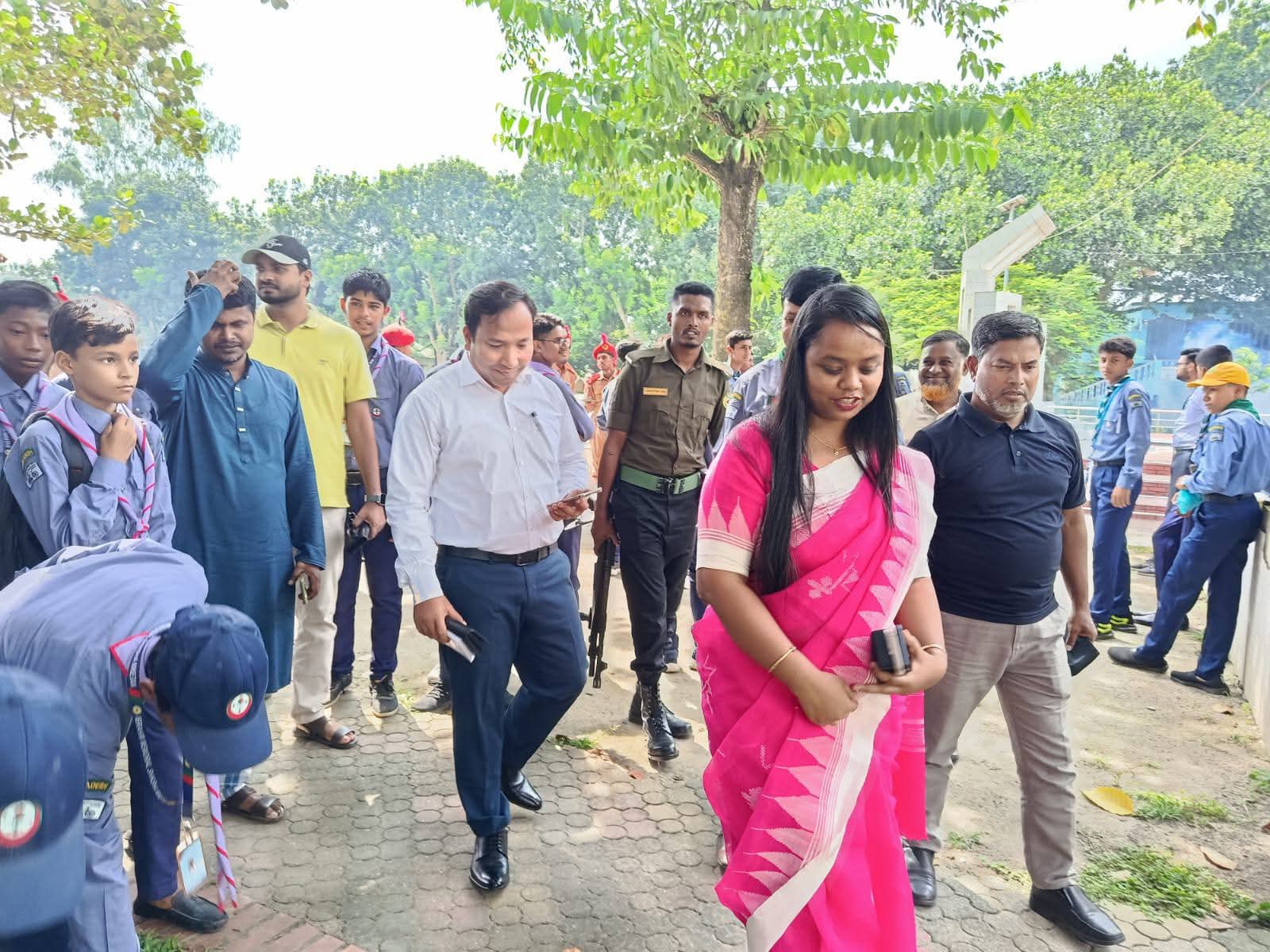 বীরগঞ্জে ডেঙ্গু প্রতিরোধ ও পরিচ্ছন্নতা অভিযানে অংশগ্রহণকারীরা