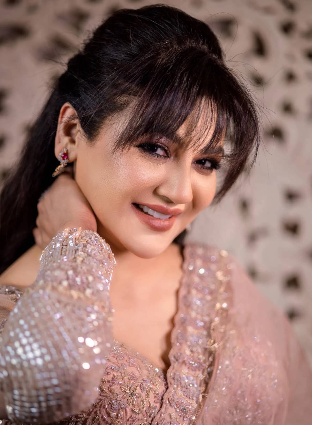 গোলাপি পোশাকে হাস্যোজ্জ্বল জয়া আহসান
