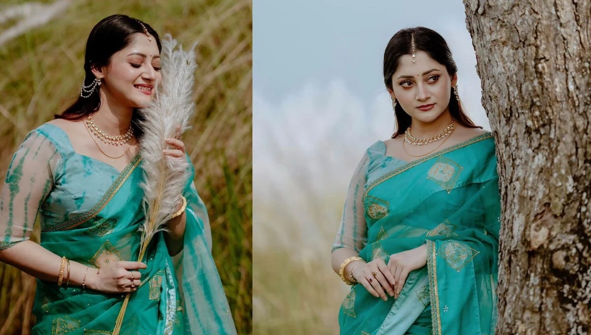 কাশফুল হাতে কাশবনে পূজা চেরী