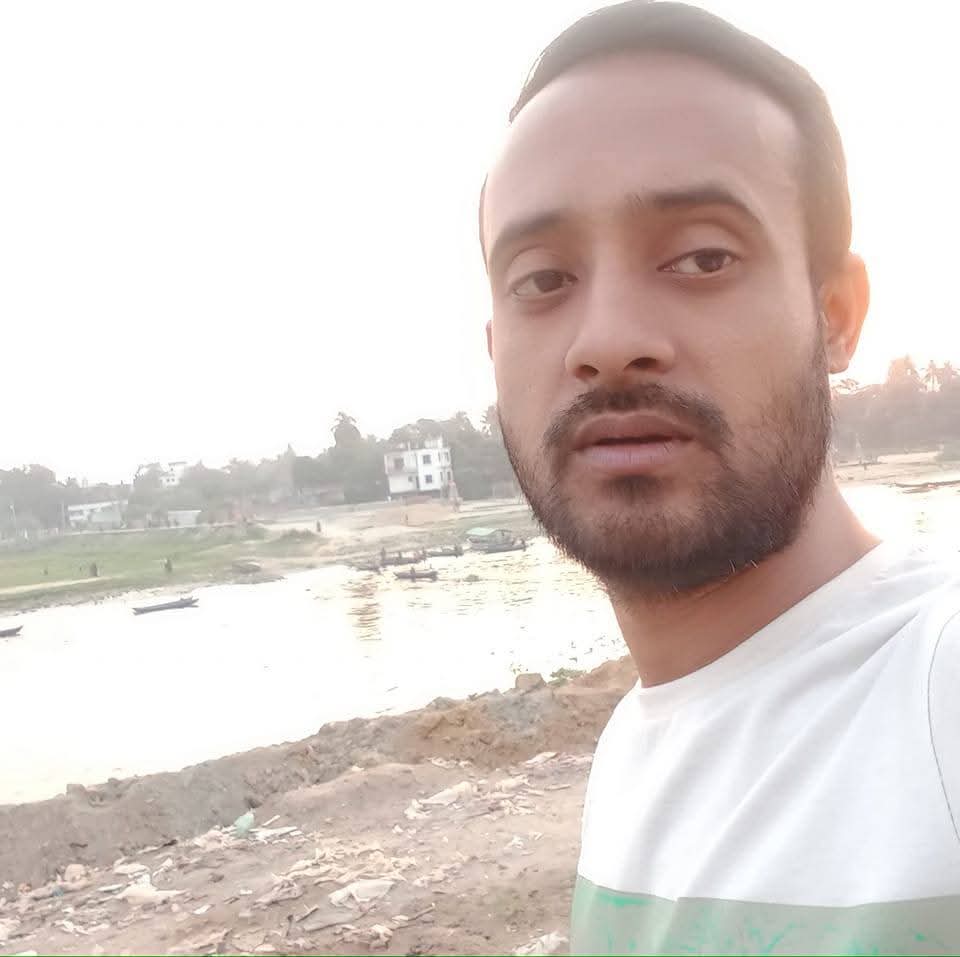 **Alt:** রাজারহাট আমলী আদালতের নোটিশে পলাতক আসামি আবু সিরাত খাঁকে ৩ নভেম্বরের মধ্যে হাজিরের নির্দেশ