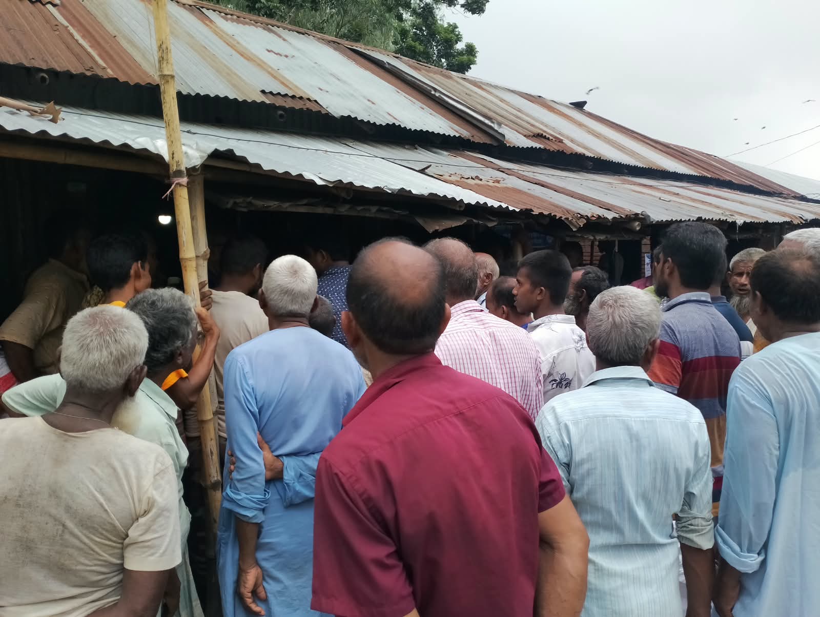 রাজারহাটের বটতলা বাজারে কৃষকদের মাঝে সার বিতরণ করা হচ্ছে
