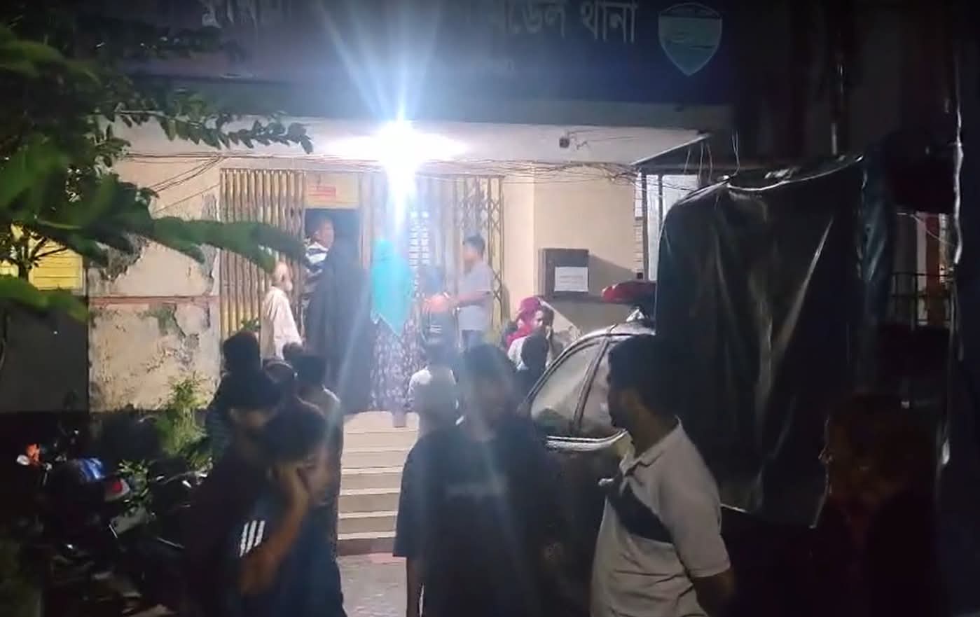 কুমিল্লায় কিশোর গ্যাংবিরোধী অভিযানে আটক ব্যক্তিদের একাংশ