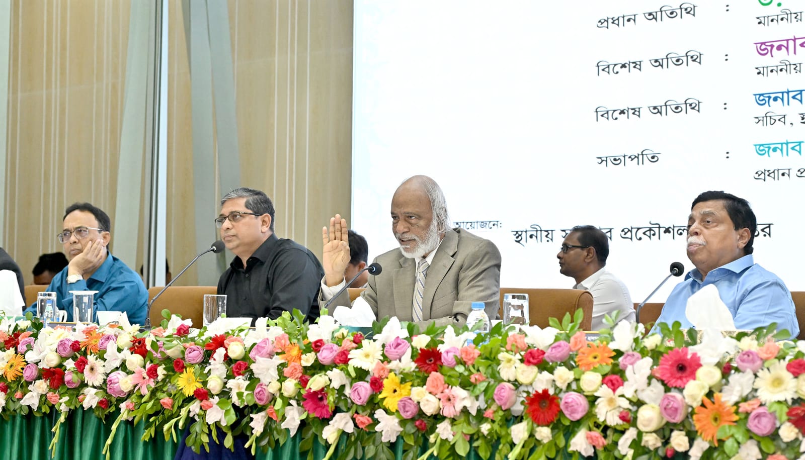 এলজিইডির কর্মকর্তাদের সঙ্গে উন্নয়ন কর্মকাণ্ড নিয়ে আলোচনা সভায় স্থানীয় সরকার মন্ত্রী