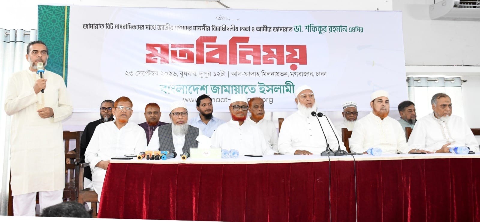 মগবাজারে জামায়াত বিট সাংবাদিকদের সঙ্গে মতবিনিময় করছেন শফিকুর রহমান