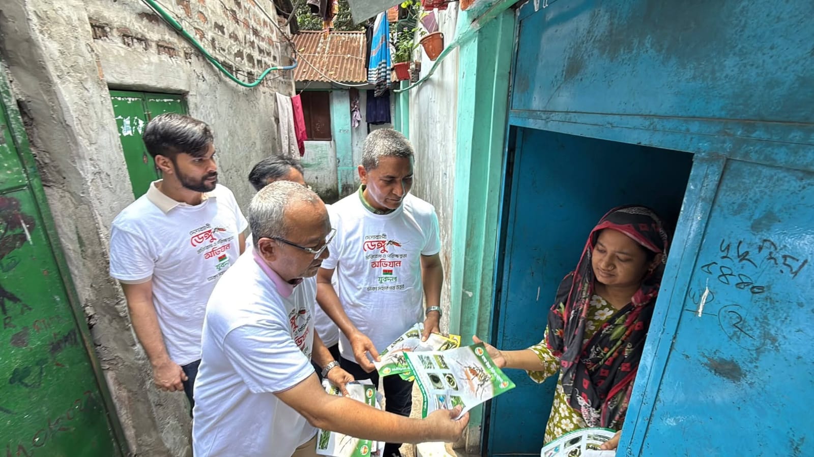 মহাখালীতে ডেঙ্গু প্রতিরোধে লিফলেট বিতরণ করছেন যুবদল নেতাকর্মীরা