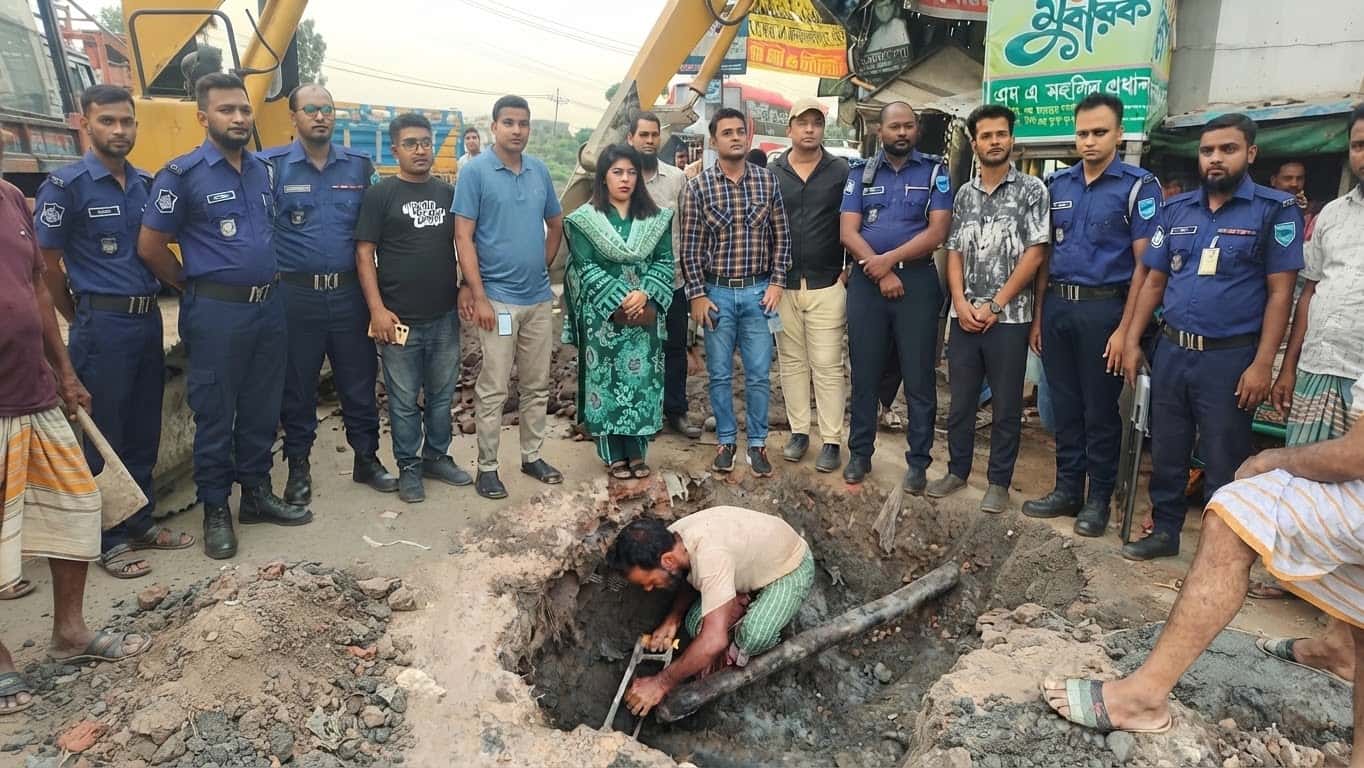 নারায়ণগঞ্জের বন্দরে অভিযানে অপসারণ করা অবৈধ গ্যাস পাইপ