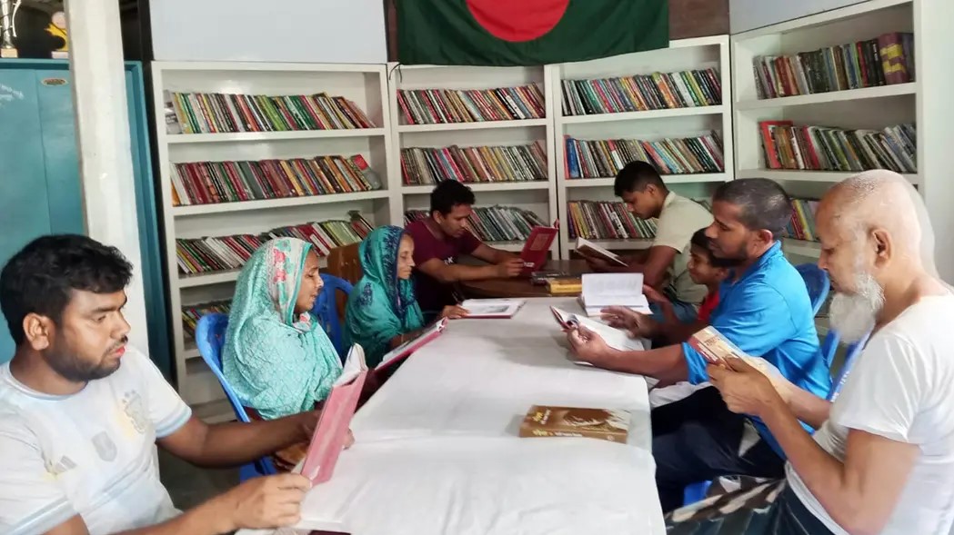 সৈয়দপুরের প্রত্যন্ত গ্রামে সেতুবন্ধন পাঠাগারে বই পড়ছেন শিক্ষার্থীরা