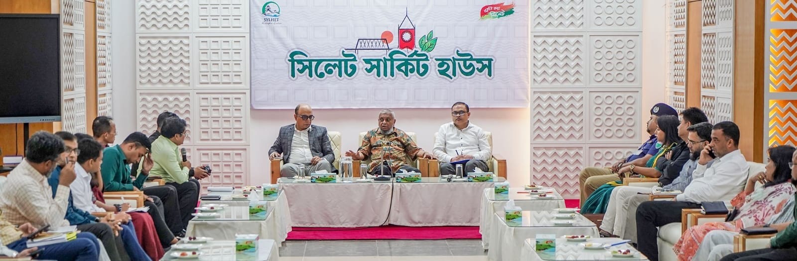 সিলেট সার্কিট হাউসে সাংবাদিকদের সঙ্গে কথা বলছেন প্রবাসী কল্যাণমন্ত্রী আরিফুল হক চৌধুরী