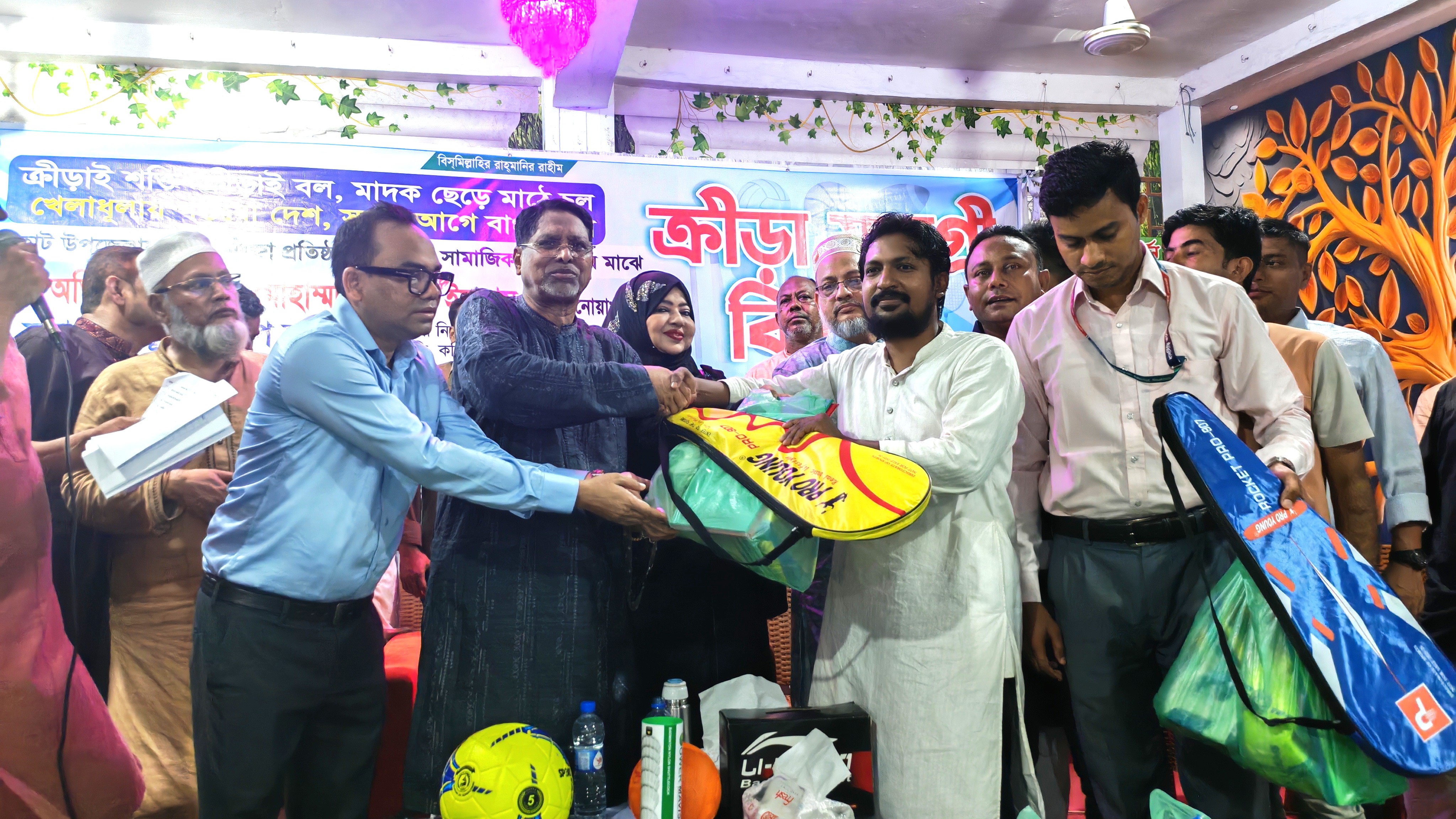 কবিরহাটে ৭৫ প্রতিষ্ঠান ও সংগঠনের মাঝে ক্রীড়া সামগ্রী বিতরণ