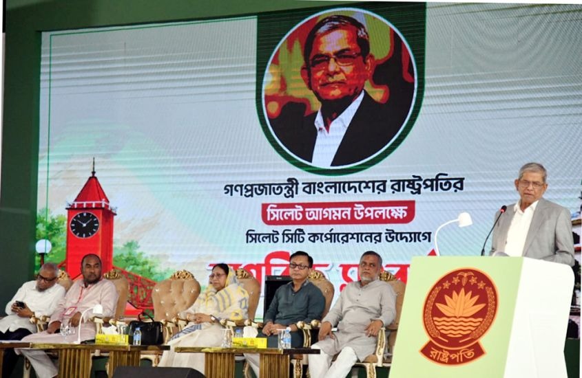 সিলেটে নাগরিক সংবর্ধনায় গণতন্ত্র রক্ষার বিষয়ে বক্তব্য রাখছেন রাষ্ট্রপতি মির্জা ফখরুল ইসলাম আলমগীর