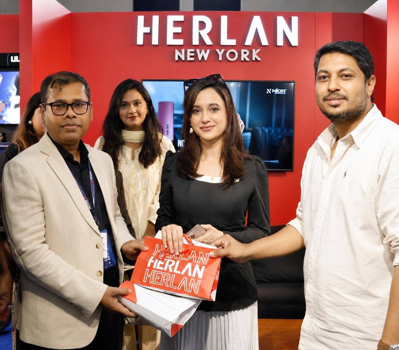 রিমার্কের প্যাভিলিয়ন ঘুরে দেখলেন চিত্রনায়িকা সাবিলা নূর