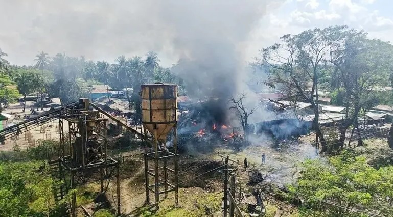 রাখাইনের কিয়াউকতাও মার্কেটে বিমান হামলার পরের দৃশ্য