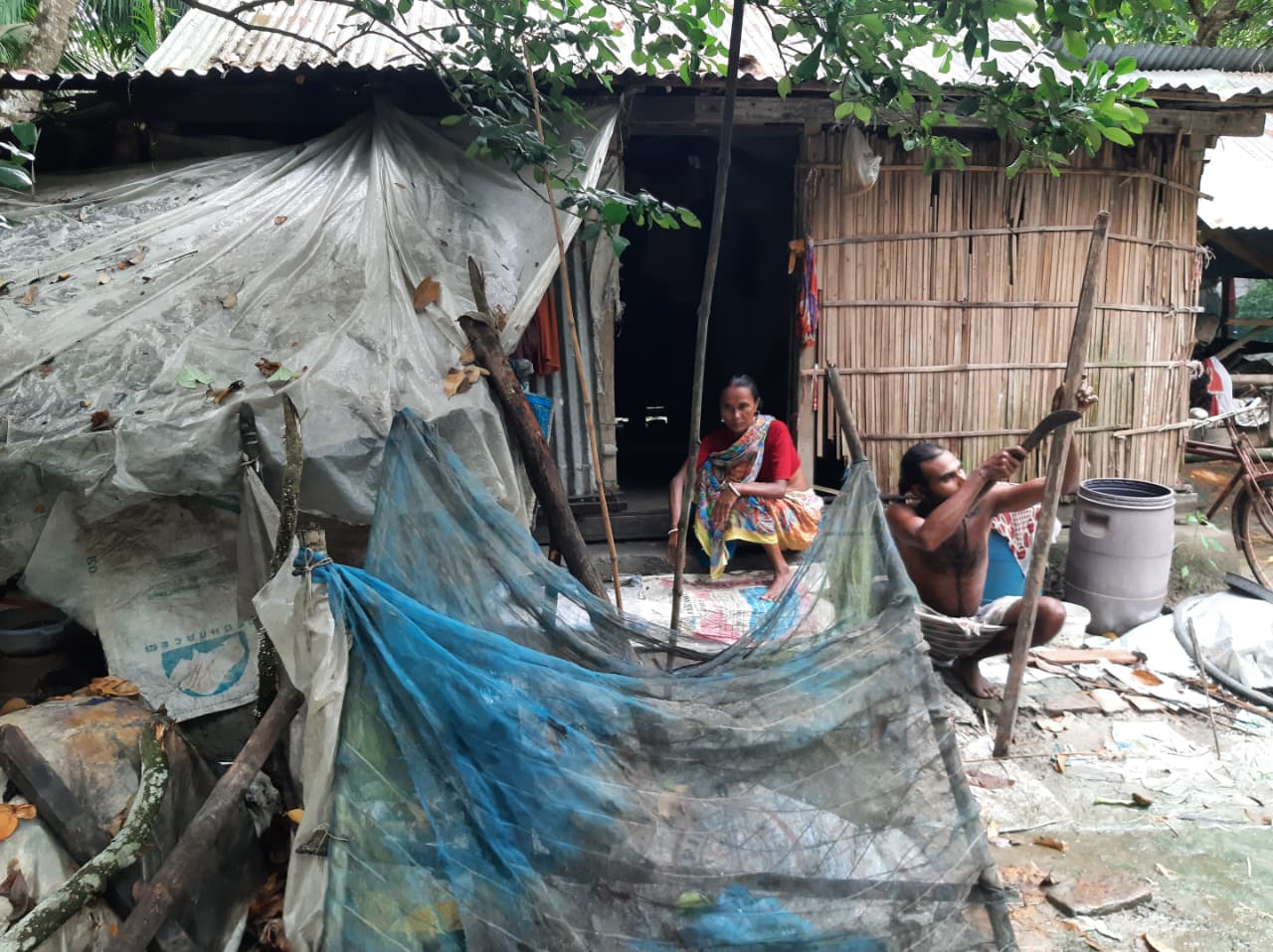 চিতলমারীর পাঁচপাড়ায় জরাজীর্ণ ঘরে বসবাস করছেন স্বামী পরিত্যক্তা ভূমিহীন নীলিমা হাজরা