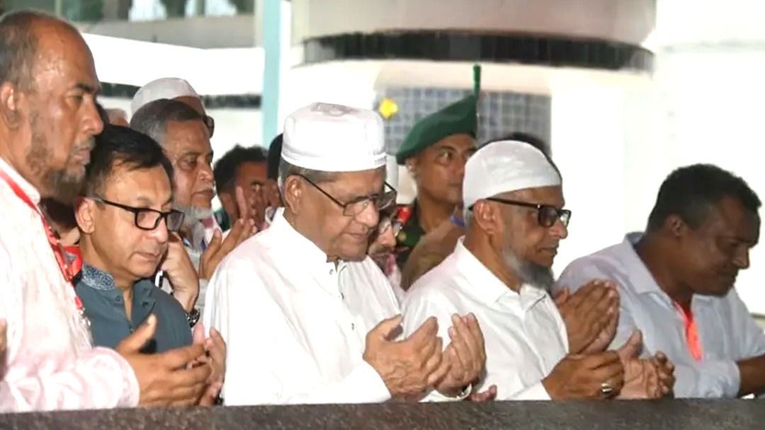 সিলেটে হযরত শাহজালাল (র.)-এর মাজার জিয়ারত করছেন রাষ্ট্রপতি মির্জা ফখরুল ইসলাম আলমগীর