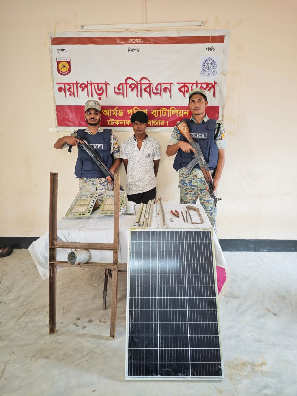 টেকনাফ নয়াপাড়া ক্যাম্পে পুলিশের অভিযানে উদ্ধার সোলার সামগ্রী