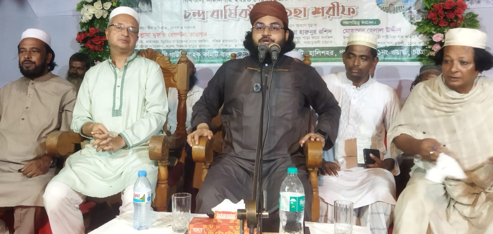 চট্টগ্রামের পাহাড়তলীতে ১৩তম মহান ঈদে আজম উপলক্ষে আয়োজিত মাহফিলের দৃশ্য