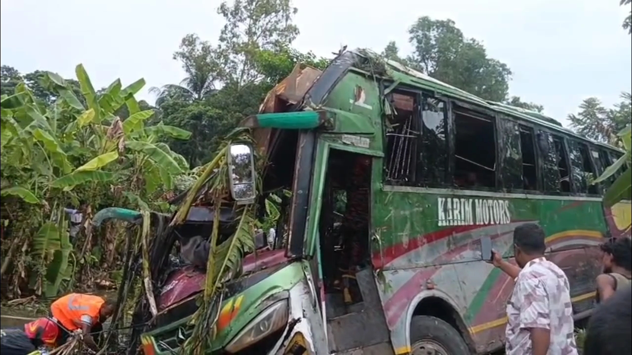  গোপালগঞ্জের মুকসুদপুরে খাদে পড়া যাত্রীবাহী বাস