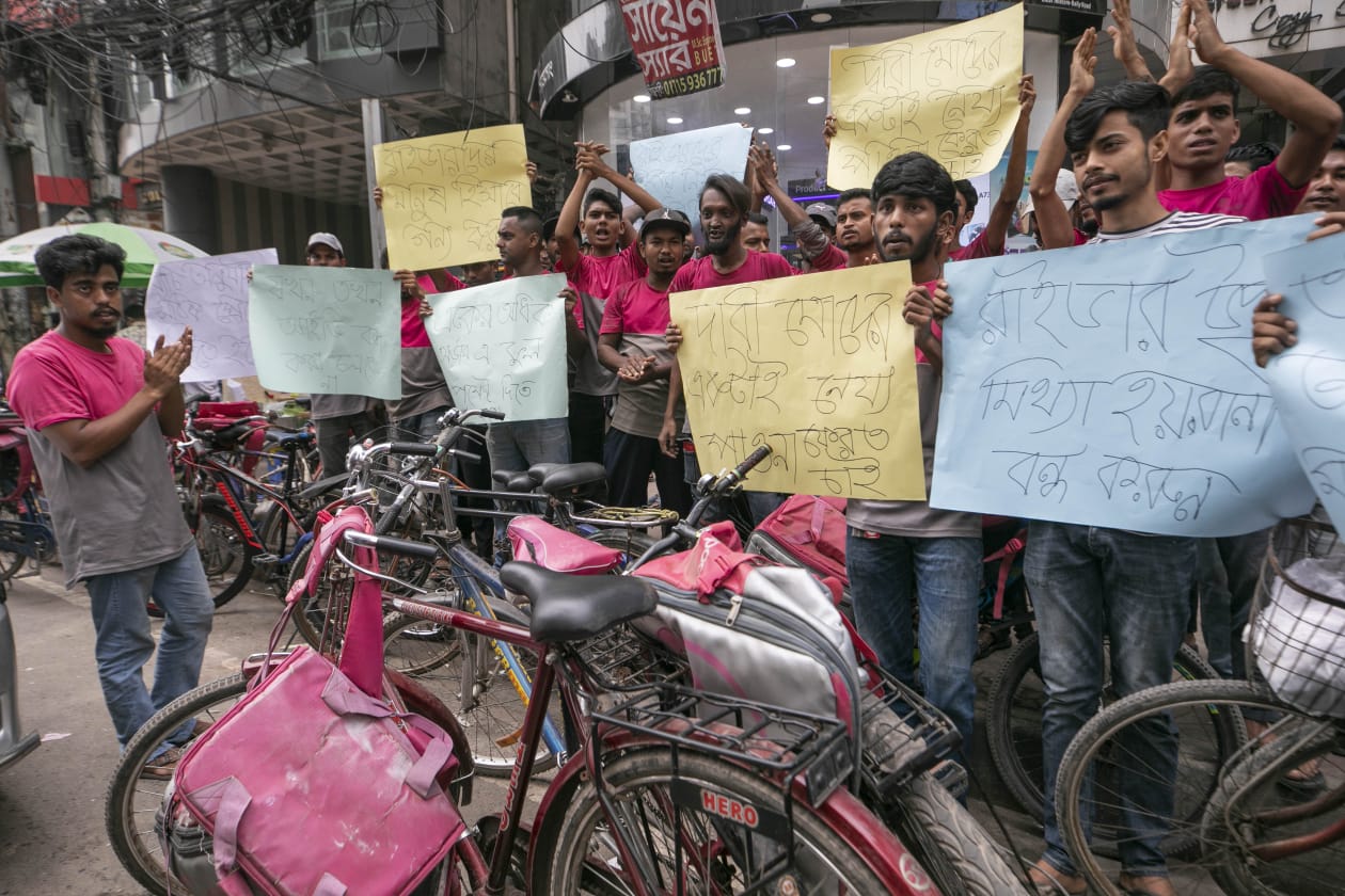 নিরাপত্তা সুবিধার দাবিতে ফুডপান্ডার হেড অফিসের সামনে অবস্থান নেন রাইডাররা