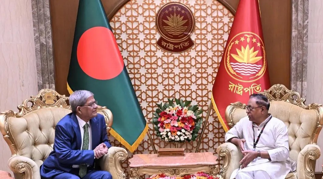 রাষ্ট্রপতি মির্জা ফখরুল ইসলাম আলমগীরের সঙ্গে বিপ্লবী ওয়ার্কার্স পার্টির সাধারণ সম্পাদক সাইফুল হকের সৌজন্য সাক্ষাৎ