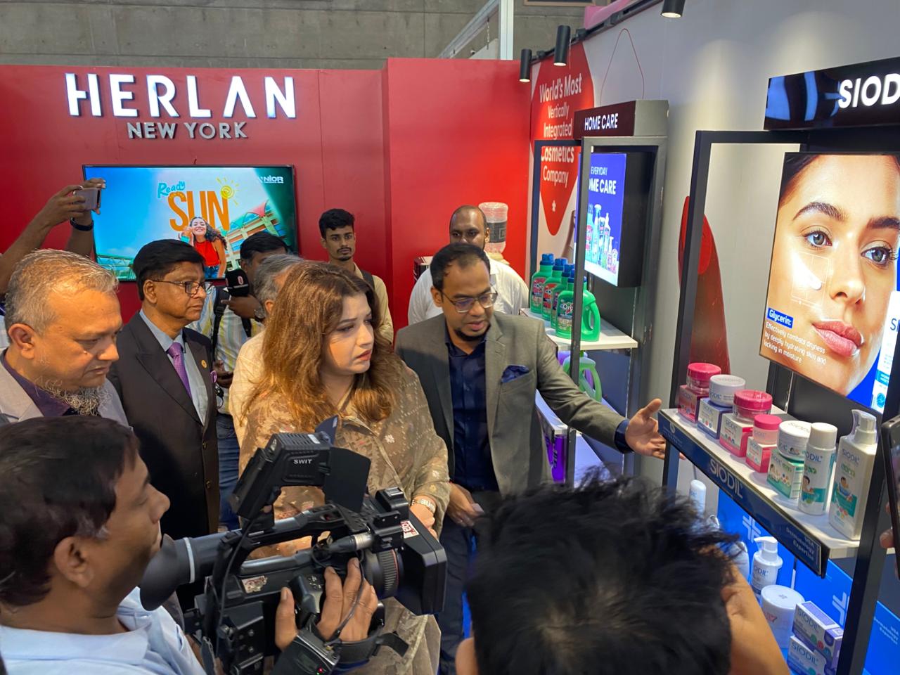 রিমার্ক-হারল্যানের কসমেটিকস পণ্য দেখছেন পররাষ্ট্র প্রতিমন্ত্রী শামা ওবায়েদ
