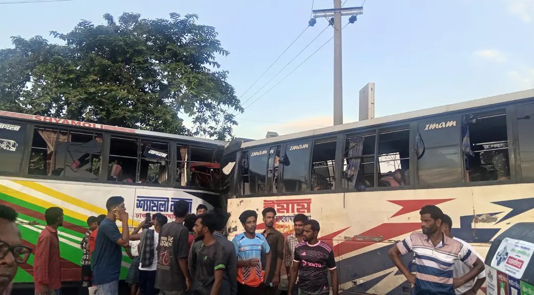 ময়মনসিংহের আলালপুরে দুই যাত্রীবাহী বাসের সংঘর্ষের পর উদ্ধার কার্যক্রম