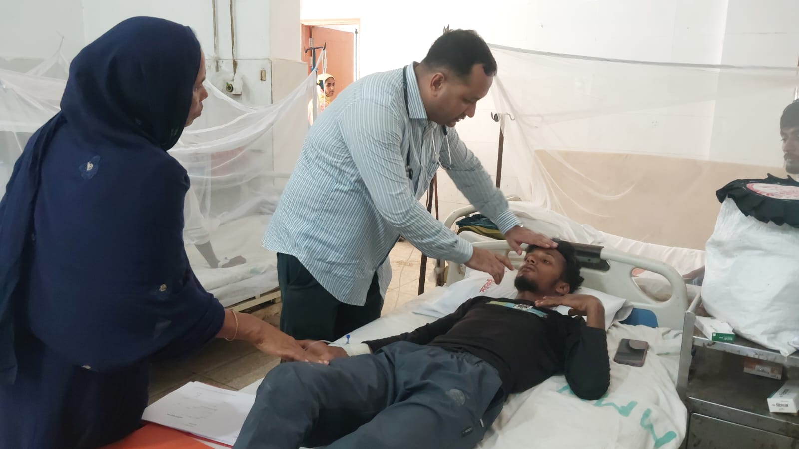 নরসিংদী জেলা হাসপাতালে ডেঙ্গু রোগীদের চিকিৎসাসেবা দেওয়া হচ্ছে