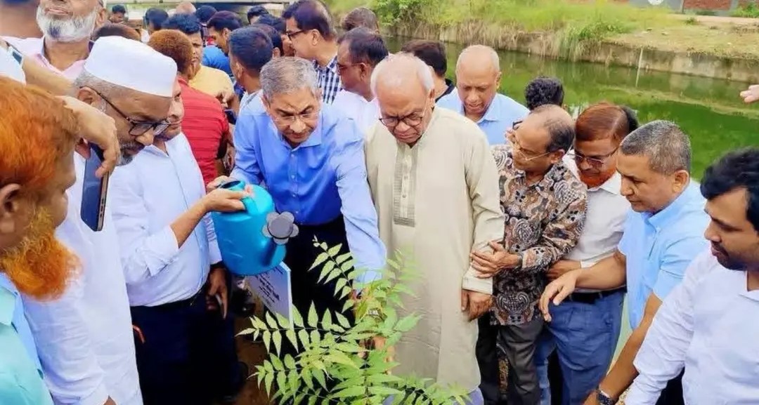 বিএনপির বৃক্ষরোপণ কর্মসূচিতে বক্তব্য দিচ্ছেন রুহুল কবির রিজভী