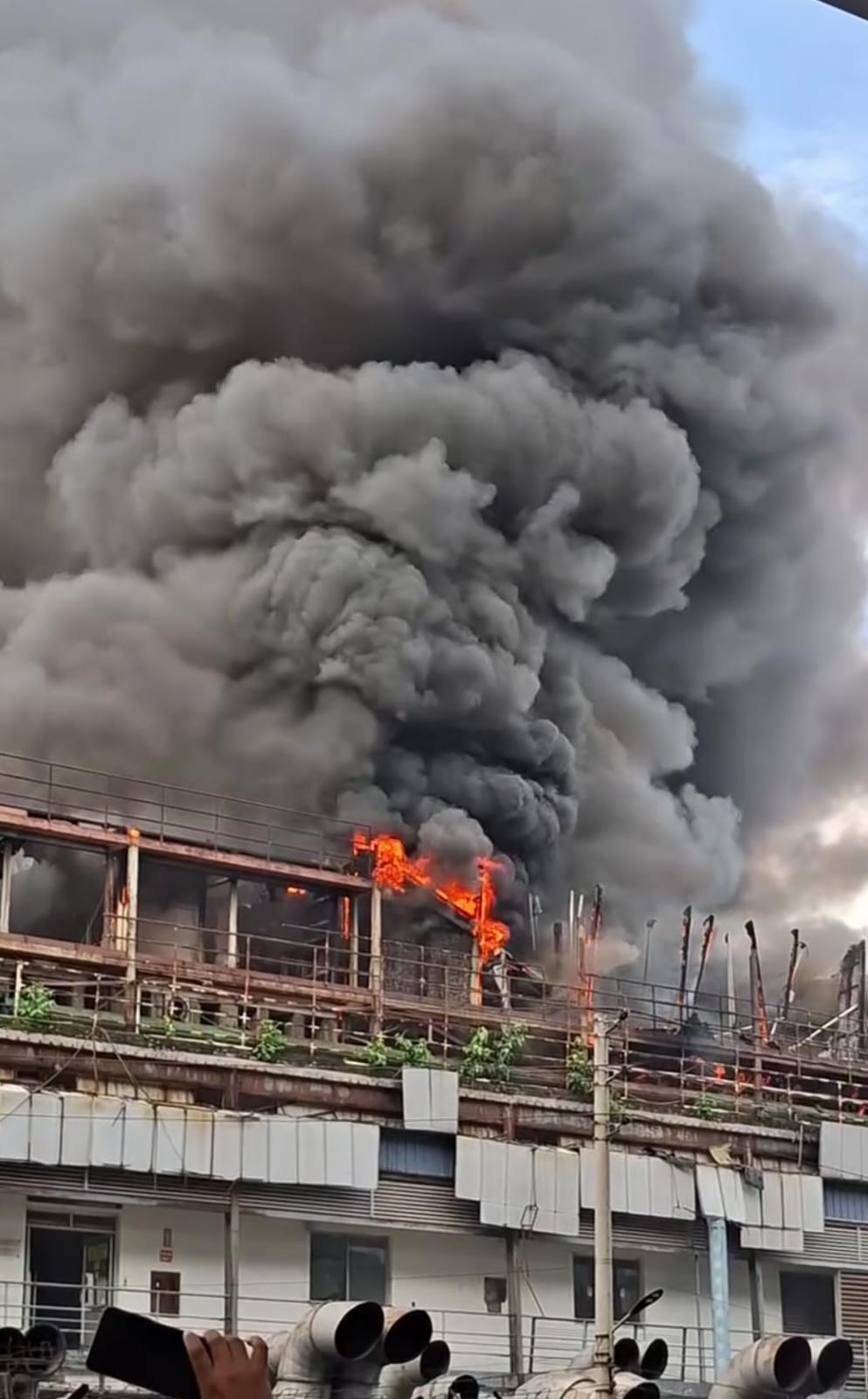 রাজধানীর মহাখালীতে ভবনে আগুন নিয়ন্ত্রণে ফায়ার সার্ভিসের কার্যক্রম