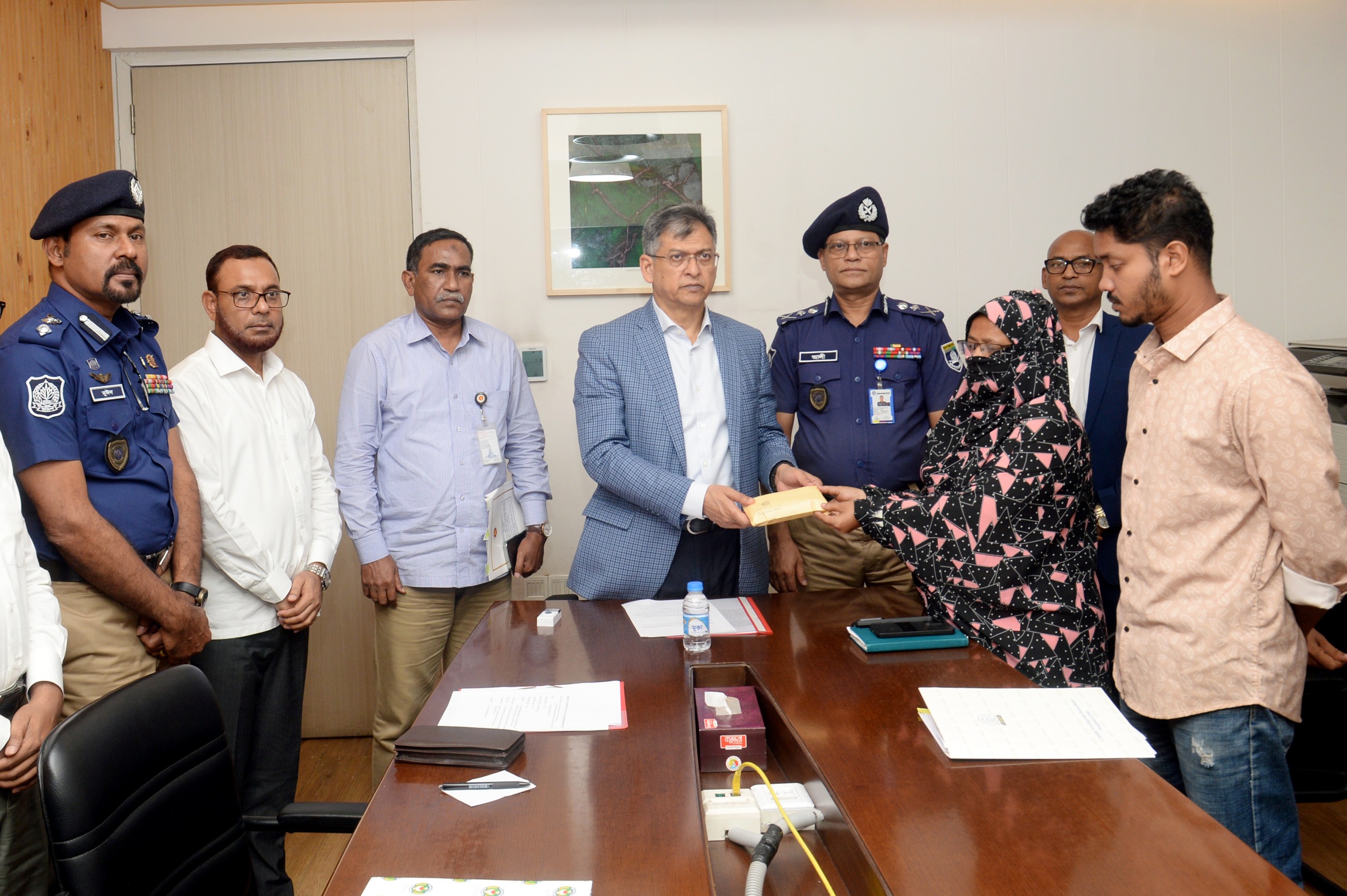 নিহত এসআই আলতাফ হোসেনের পরিবারের সঙ্গে স্বরাষ্ট্রমন্ত্রীর সাক্ষাৎ