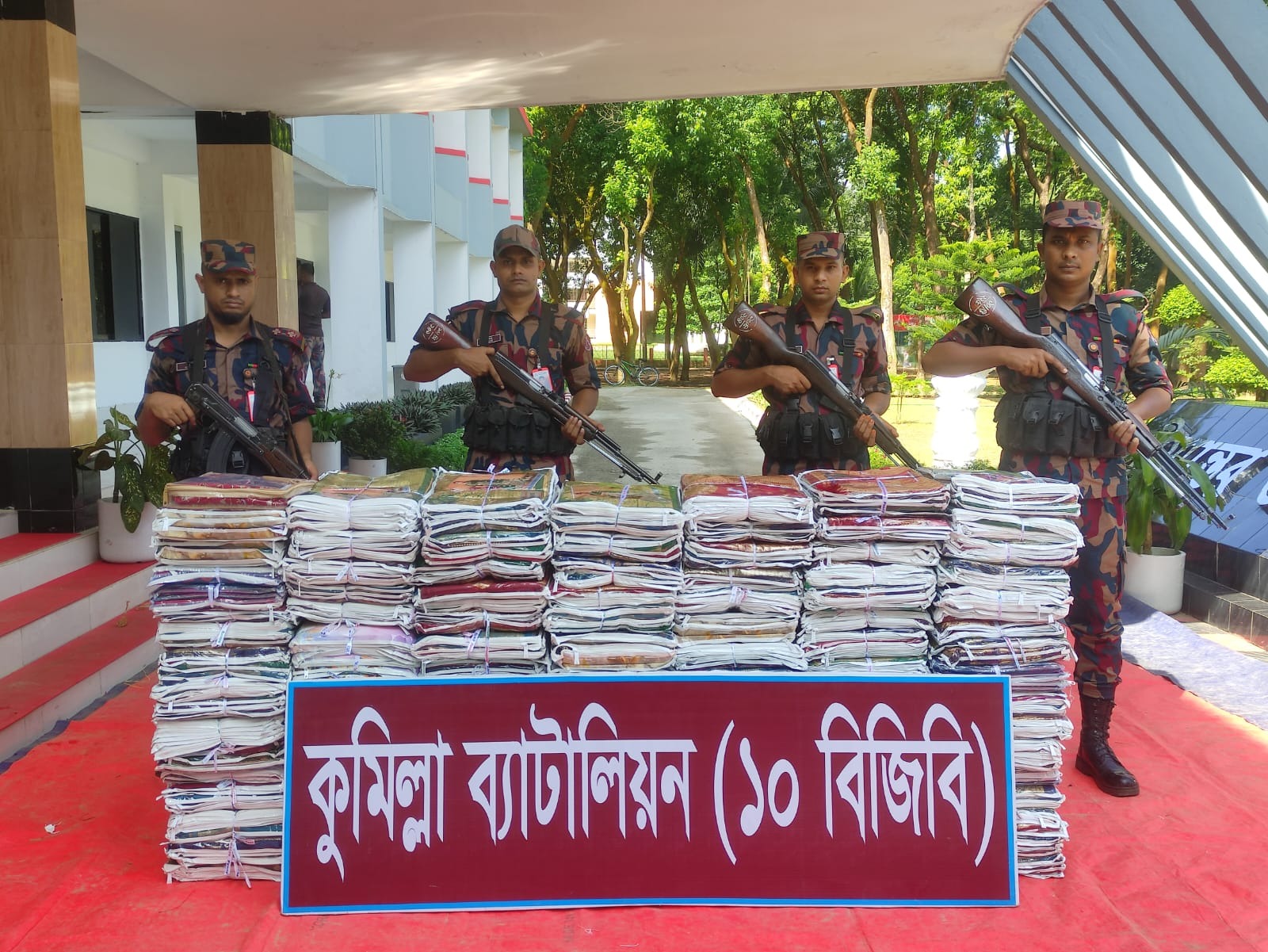 চৌদ্দগ্রাম সীমান্তে ১০ বিজিবির অভিযানে আটক ভারতীয় শাড়ির চালান