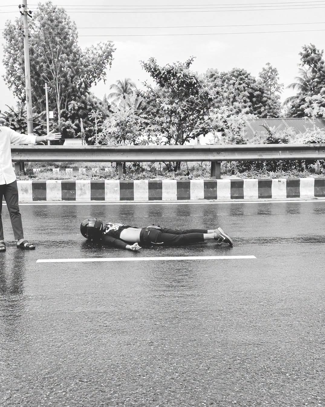 কালিয়াকৈরে ঢাকা-টাঙ্গাইল মহাসড়কে সড়ক দুর্ঘটনার দৃশ্য