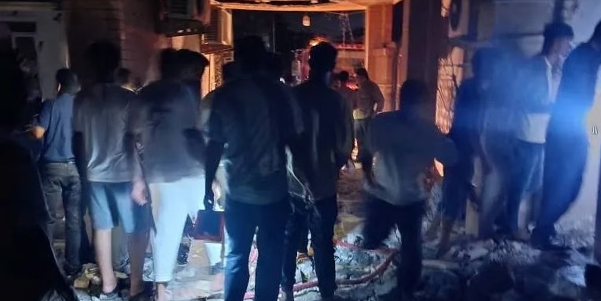 ইরানের কুহেস্তাকে বিয়ের অনুষ্ঠানে হামলার পর ধ্বংসস্তূপের পাশে জড়ো হয়েছেন স্থানীয়রা