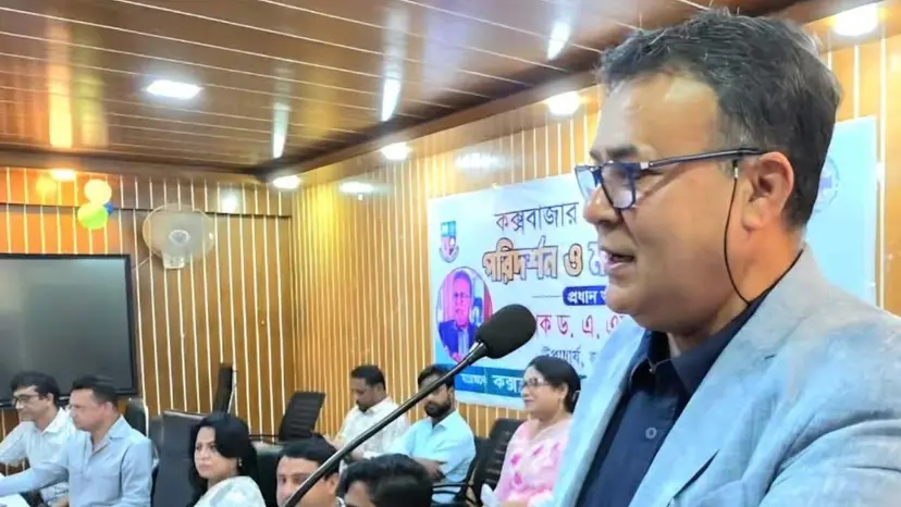কক্সবাজার সিটি কলেজে শিক্ষক-শিক্ষার্থীদের সঙ্গে মতবিনিময় করছেন জাতীয় বিশ্ববিদ্যালয়ের উপাচার্য