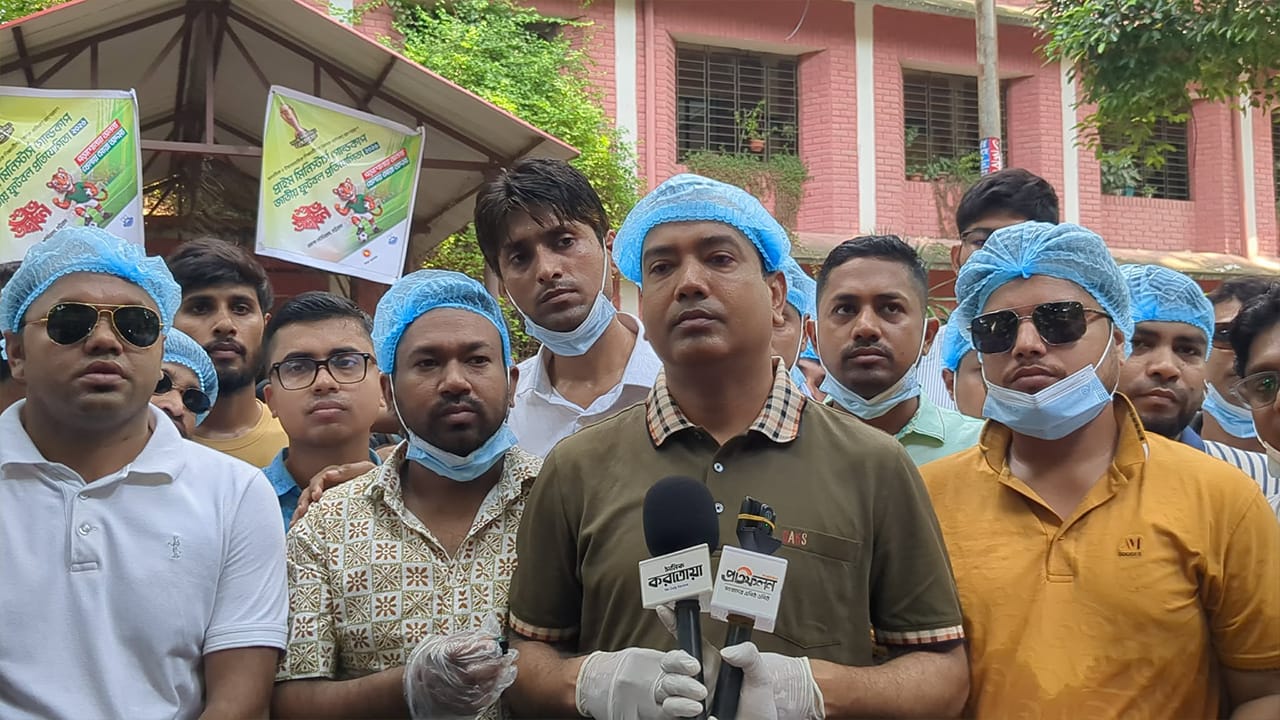ঢাকা কলেজে পরিচ্ছন্নতা অভিযানে অংশ নেওয়া ছাত্রদল সভাপতি রাকিবুল ইসলাম রাকিব