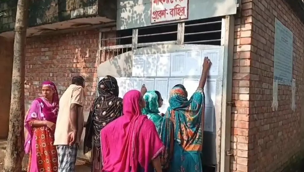 গাজীপুরের কোনাবাড়ীতে কেয়া গ্রুপের কারখানার সামনে ছাঁটাই হওয়া শ্রমিকদের ভিড়
