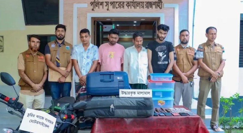রাজশাহীতে বিসিবির ক্রিকেটারদের লাগেজ চুরির ঘটনায় গ্রেপ্তার চারজন ও উদ্ধার হওয়া মালামাল