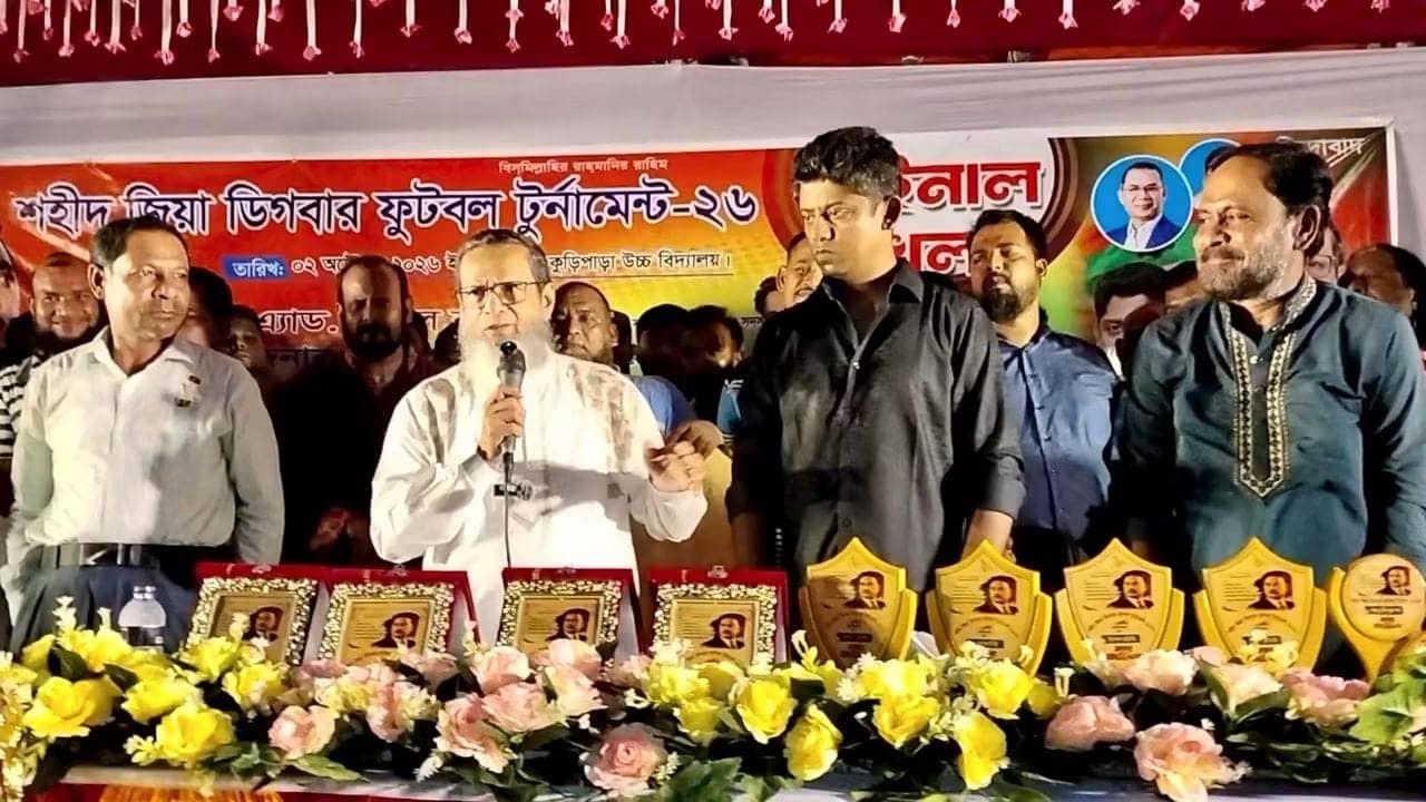 কুড়িপাড়ায় শহীদ জিয়া ফুটবল টুর্নামেন্টের ফাইনাল শেষে বিজয়ী দলের হাতে পুরস্কার তুলে দিচ্ছেন অতিথিরা