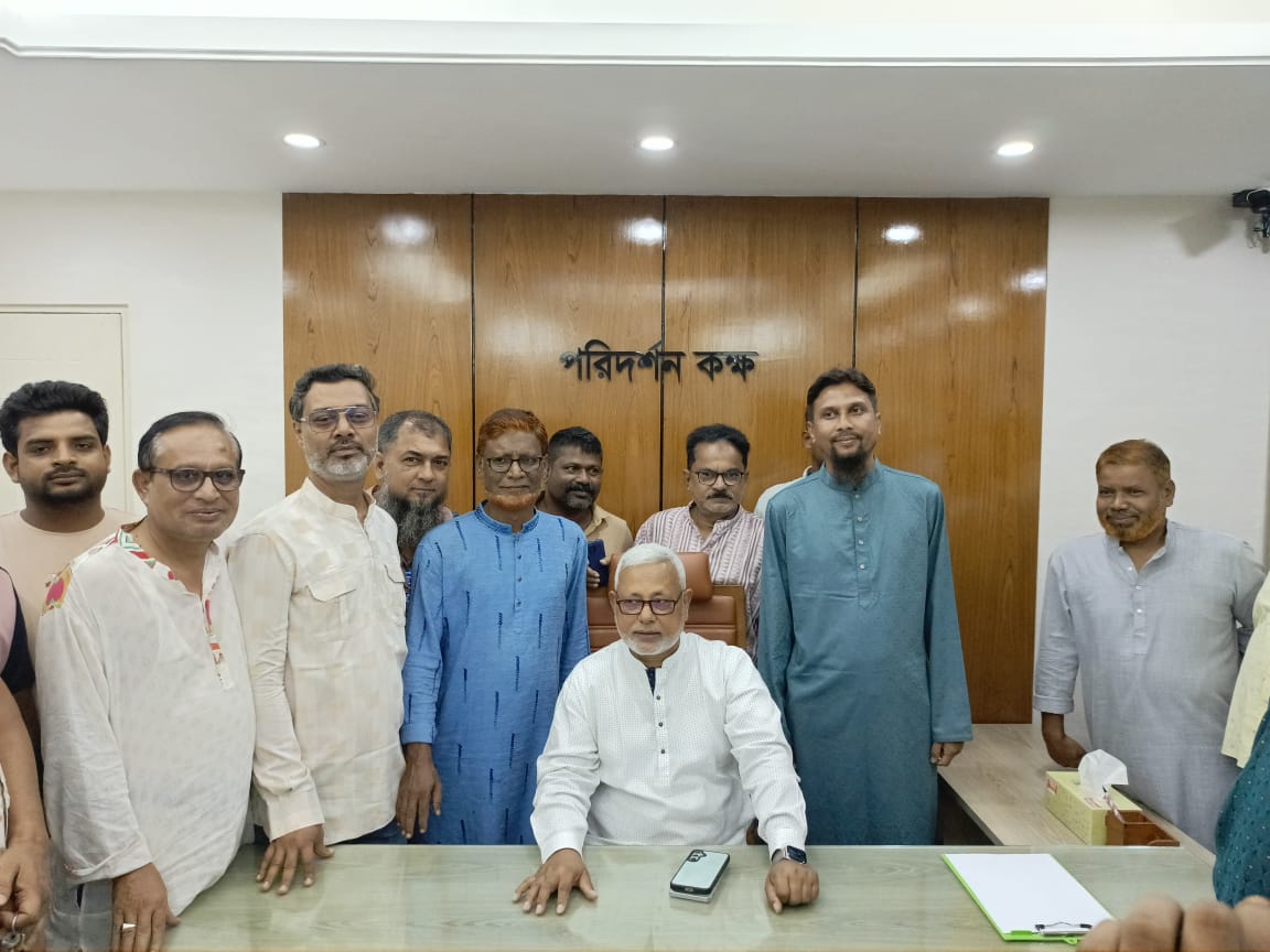  বীরগঞ্জে পরিদর্শন কক্ষ উদ্বোধন শেষে আশ্রয়ণ প্রকল্পে বৃক্ষরোপণ করছেন এমপি মনজুরুল ইসলাম মঞ্জু।