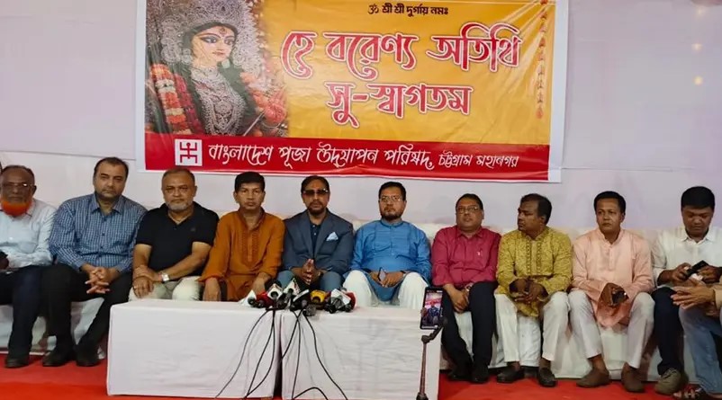 চট্টগ্রামের জেএম সেন হল পূজামণ্ডপ পরিদর্শনকালে মেয়র ডা. শাহাদাত হোসেন