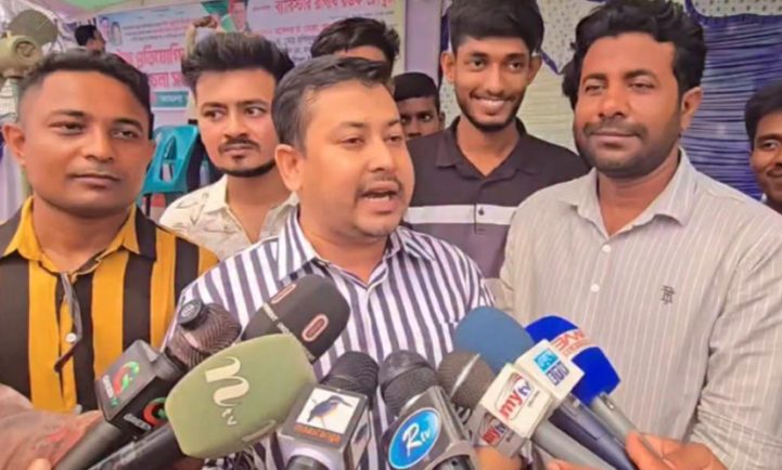 নাসীরুদ্দীন পাটওয়ারীর ওপর হামলা নিয়ে বক্তব্য দিচ্ছেন ছাত্রদল নেতা