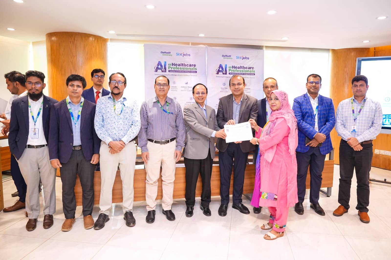 ড্যাফোডিল বিশ্ববিদ্যালয়ে স্বাস্থ্যসেবা পেশাজীবীদের এআই প্রশিক্ষণ শেষে সনদ বিতরণ করছেন উপ-উপাচার্য অধ্যাপক ড. মোহাম্মদ মাসুম ইকবাল