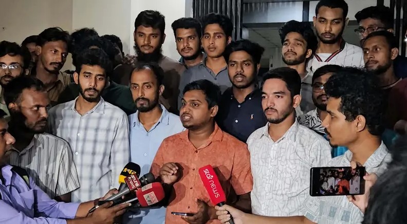 রাজশাহী বিশ্ববিদ্যালয়ের প্রশাসনিক ভবনের সামনে সাংবাদিক ও শিক্ষার্থীদের অবস্থান