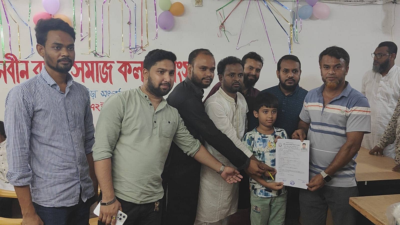  বন্দরের রসুলবাগে নবীনবাংলা সমাজ কল্যাণ সংসদের ফুটবল একাডেমির ভর্তি ফর্ম উদ্বোধন অনুষ্ঠানে অতিথি ও সংগঠনের নেতারা।