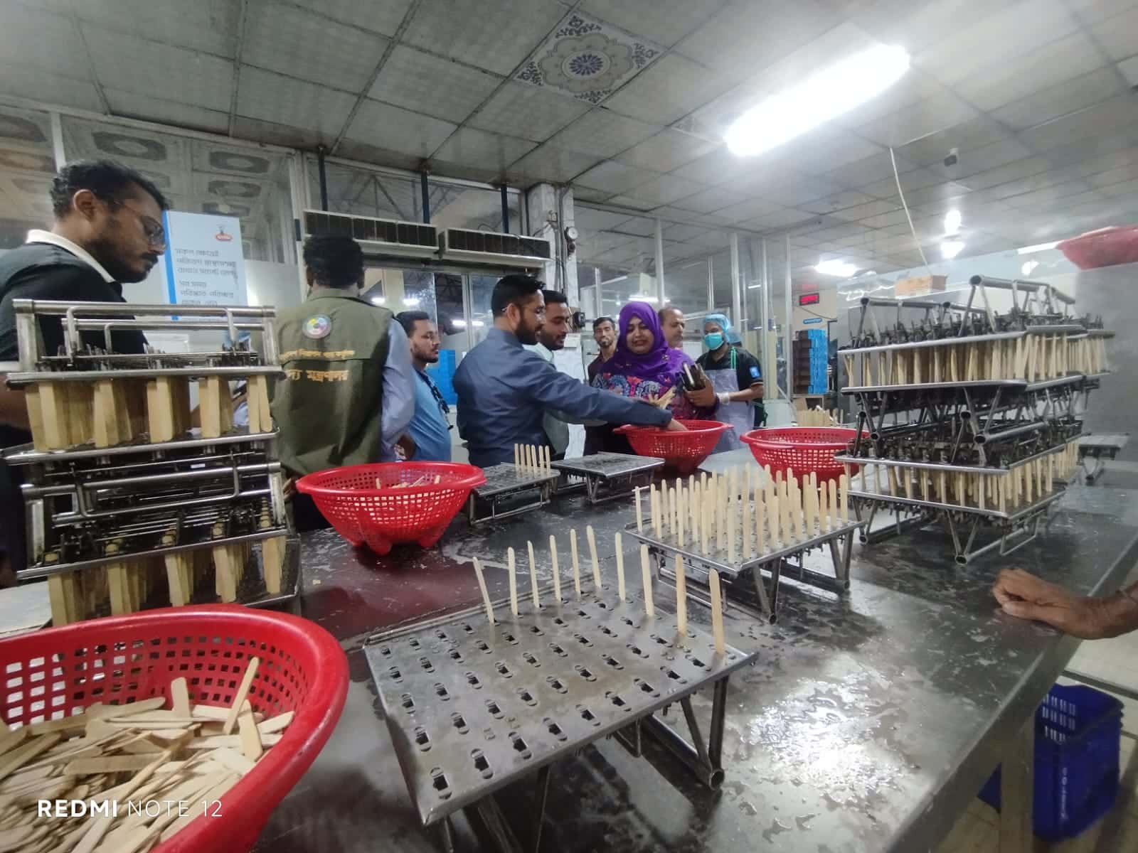 ফেনীতে আইসক্রিম কারখানায় মোবাইল কোর্টের অভিযান