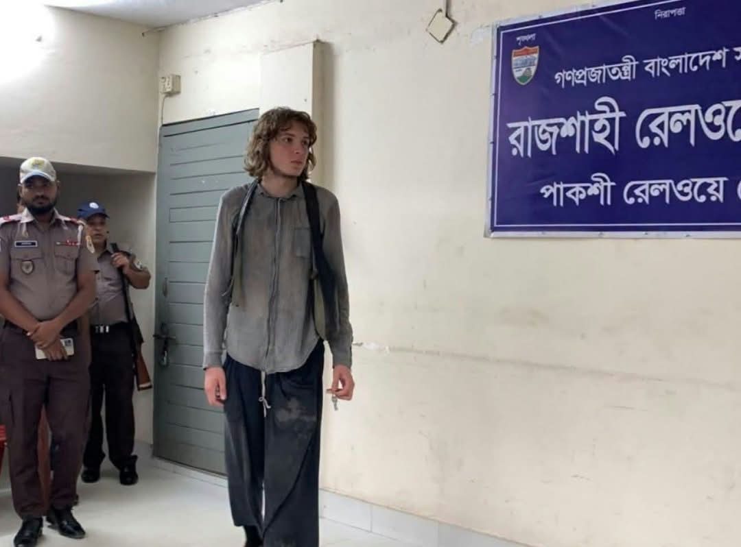 চুরি যাওয়া ম্যাকবুক ও ক্যামেরার সন্ধানে রাজশাহীতে জার্মান পর্যটক ক্রিল ল্যান্ডার