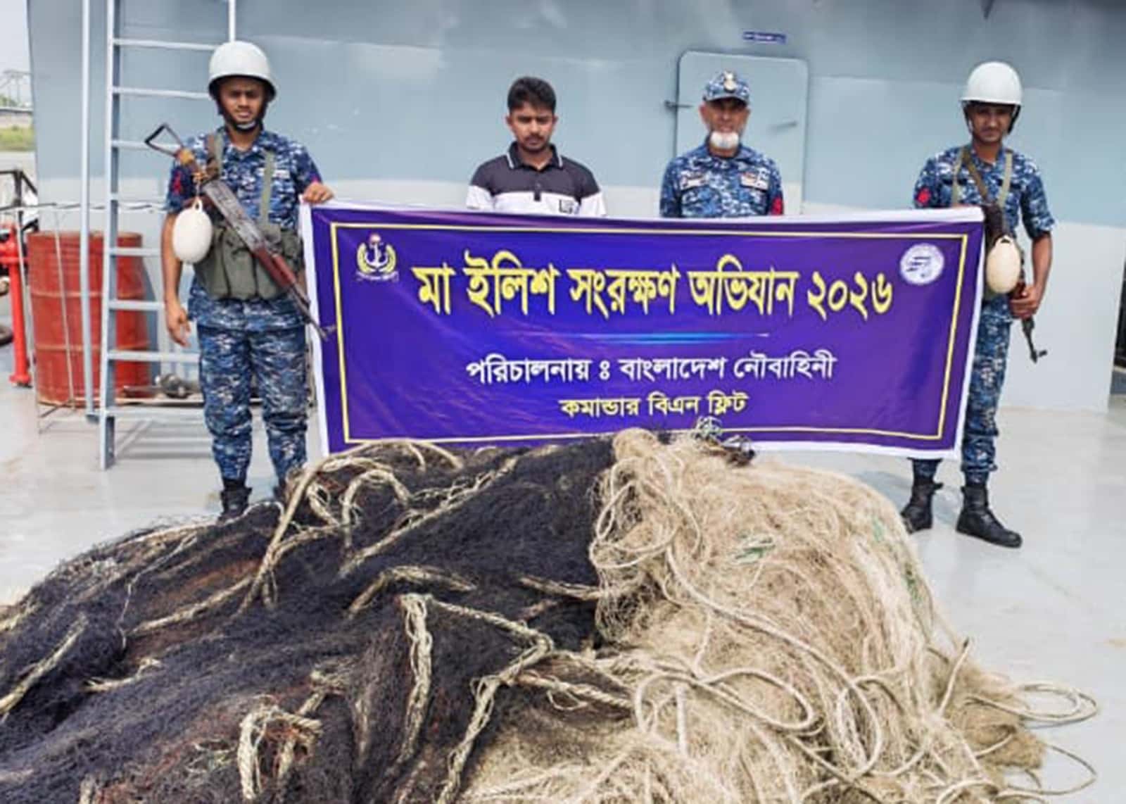 মা ইলিশ সংরক্ষণ অভিযানে সমুদ্রপথে নৌবাহিনীর টহল
