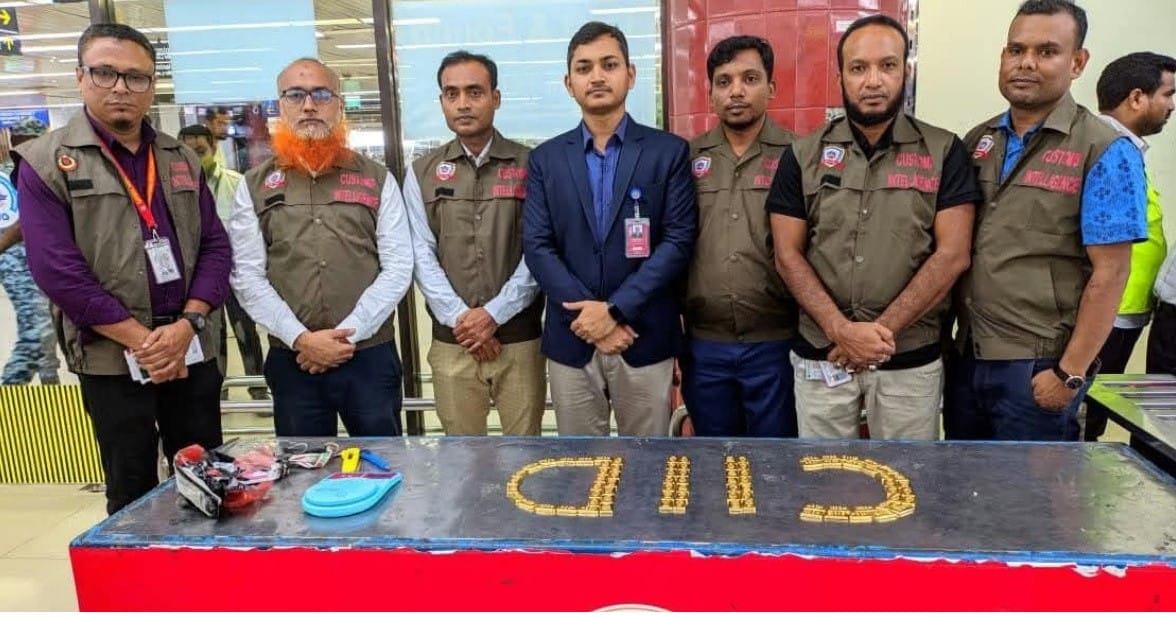 শাহজালাল বিমানবন্দরে দুই বিমানকর্মীর জুতার ভেতর থেকে উদ্ধার করা স্বর্ণবার