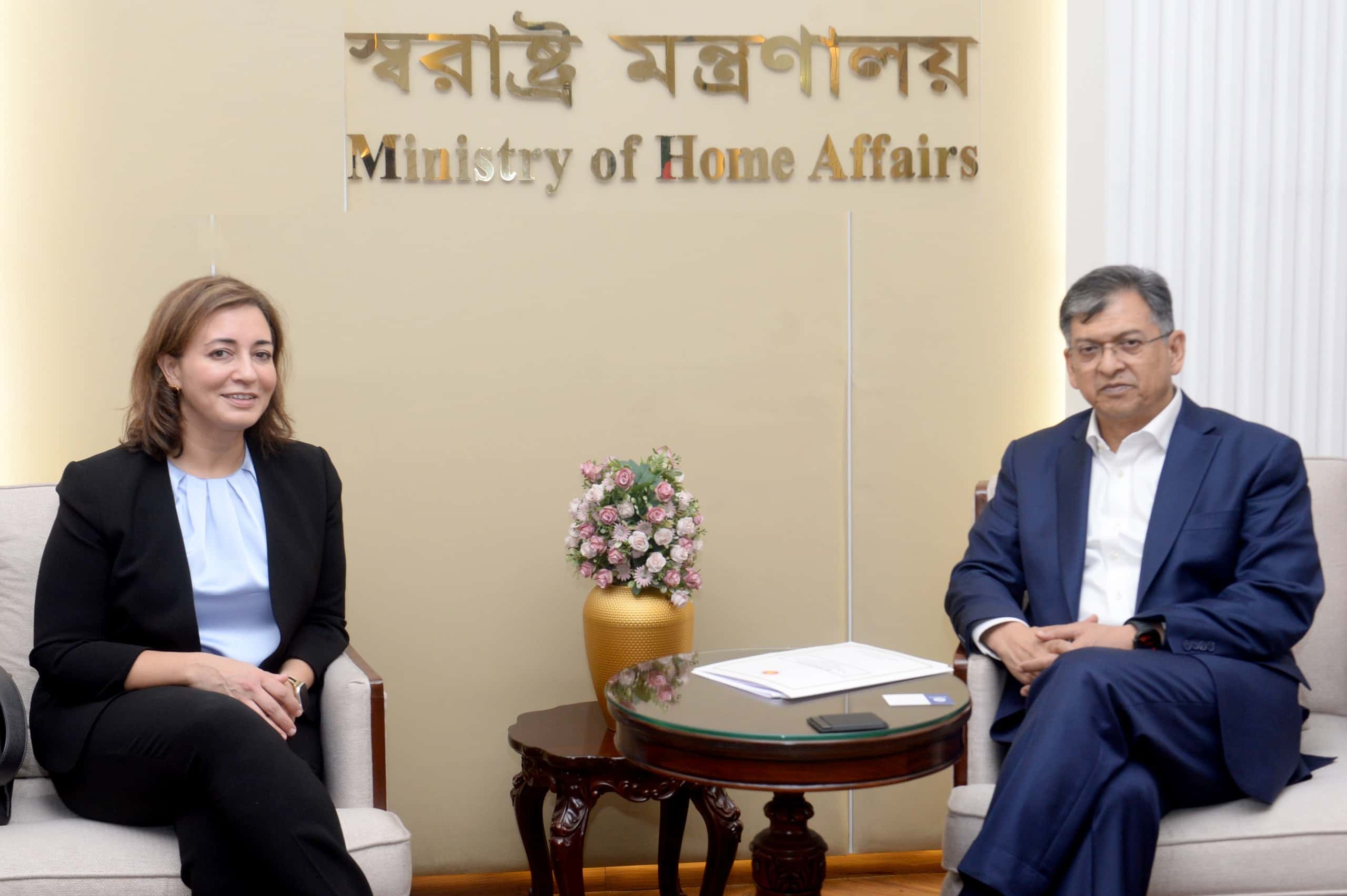 স্বরাষ্ট্রমন্ত্রী সালাহউদ্দিন আহমদের সঙ্গে উইনরক ইন্টারন্যাশনালের প্রেসিডেন্ট মাকসুদা মাকসুদির সৌজন্য সাক্ষাৎ।